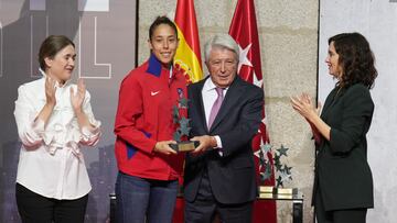 Lola Gallardo y Enrique Cerezo reciben el Premio Mejor Entidad Deportiva de la Comunidad de Madrid 2020 otorgado al Atlético de Madrid Femenino. 
 