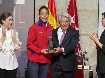 Lola Gallardo y Enrique Cerezo reciben el Premio Mejor Entidad Deportiva de la Comunidad de Madrid 2020 otorgado al Atlético de Madrid Femenino. 
 