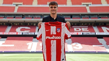 Griezmann, con su nuevo de corte de pelo, en el Wanda.