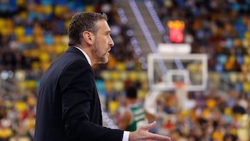 GRAFCAN5302. LAS PALMAS DE GRAN CANARIA, 04/02/2023.- El entrenador del Unicaja, Ibon Navarro, durante el partido de la jornada 19 de la liga Endesa contra el Gran Canaria, disputado este sábado en el Gran Canaria Arena en Las Palmas de Gran Canaria. EFE/ Elvira Urquijo A.