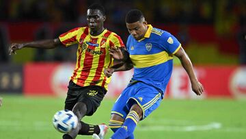 Deportivo Pereira's defender Yilmar Velasquez (L) and Boca Juniors' Colombian defender Frank Fabra (R) vie for the ball during the Copa Libertadores group stage second leg football match between Colombia's Deportivo Pereira and Argentina's Boca Juniors, at the Hern�n Ram�rez Villegas stadium, in Pereira, Colombia, on May 24, 2023. (Photo by Raul ARBOLEDA / AFP)