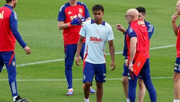 LAS ROZAS (MADRID), 04/09/2024.- El seleccionador de fútbol español Luis de la Fuente (2d) conversa con el delantero Lamine Yamal (c) durante el último entrenamiento en la Ciudad del Fútbol de Las Rozas, este miércoles, antes de trasladarse a Belgrado, en cuyo estadio se disputará este jueves un encuentro contra Serbia en la primera jornada de la Liga de Naciones. EFE/ Rodrigo Jiménez