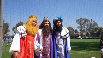 Henry, Roger y Damm se vistieron de Reyes Magos y entregaron regalos