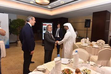 El director de AS Alfredo Relaño y el secretario general del Comité Supremo para el Mundial de fútbol Qatar 2022 Hassan Alzawady