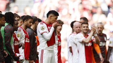 Amsterdam (Netherlands), 21/05/2023.- Edson Alvarez of Ajax thanks the Ajax fans after the Dutch Eredivisie match between Ajax Amsterdam and FC Utrecht at the Johan Cruijff ArenA in Amsterdam, Netherlands, 21 May 2023. (Países Bajos; Holanda) EFE/EPA/MAURICE VAN STEEN
