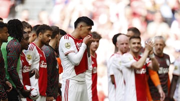 Amsterdam (Netherlands), 21/05/2023.- Edson Alvarez of Ajax thanks the Ajax fans after the Dutch Eredivisie match between Ajax Amsterdam and FC Utrecht at the Johan Cruijff ArenA in Amsterdam, Netherlands, 21 May 2023. (Países Bajos; Holanda) EFE/EPA/MAURICE VAN STEEN
