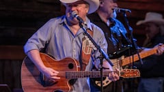 This country music legend is back on the road touring after escaping death: “I was bleeding out from my inside”