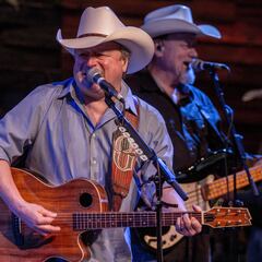 This country music legend is back on the road touring after escaping death: “I was bleeding out from my inside”