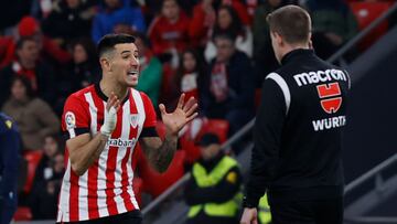 BILBAO, 03/02/2023.- El defensa del Athletic Yuri Berchiche protesta su expulsión durante el encuentro ante el Cádiz, correspondiente a la jornada 20 de Laliga Santander que disputan hoy viernes en el estadio de San Mamés, en Bilbao. EFE/Miguel Toña.
