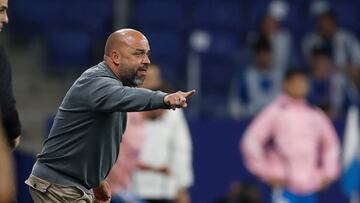CORNELLÁ-EL PRAT (BARCELONA), 18/04/2025.- El entrenador del Espanyol José Manuel González durante el partido de la jornada 32 de LaLiga EA Sports entre el RCD Espanyol y el Getafe, este viernes en el RCDE Stadium. EFE/ Alberto Estévez