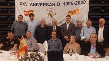 Antonio Rubio, presidente de la peña madridista de La Llagosta, encabeza la foto de familia, reunida para celebrar los XXV años de la peña.