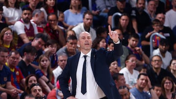 BARCELONA, 11/05/2025.- El entrenador del FC Barcelona Joan Pe?arroya durante el partido de la jornada 31 de la Liga Endesa disputado en el Palau Blaugrana, este domingo. EFE/Quique Garc¨ªa