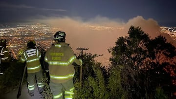 Continúa el incendio en los cerros orientales de Bogotá.