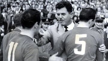 Villalonga felicita a Rodri y a Gento tras el España-Rumanía.