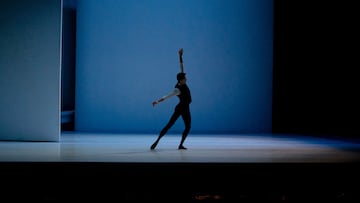 Los bailarines de la compañía Les Ballets de Monte-Carlo durante la presentación de "Romeo y Julieta" en el Teatro de la Maestranza, a 10 de enero de 2023 en Sevilla, (Andalucía, España). El Teatro de la Maestranza de Sevilla acoge el ensayo general del espectáculo de danza "Romeo y Julieta". La compañía Les Ballets de Monte-Carlo estará acompañada por la Orquesta Sinfónica de Sevilla.
10 ENERO 2023
Francisco J. Olmo
10/01/2023