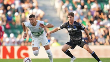 ELCHE, SPAIN - AUGUST 27: Lucas Boye of Elche battles for possession with Aritz Elustondo of Real Sociedad during the LaLiga Santander match between Elche CF and Real Sociedad at Estadio Manuel Martinez Valero on August 27, 2022 in Elche, Spain. (Photo by Aitor Alcalde/Getty Images)