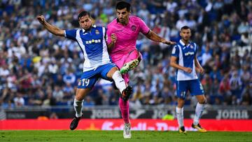 Chema disputa un balón con Pablo Piatti.