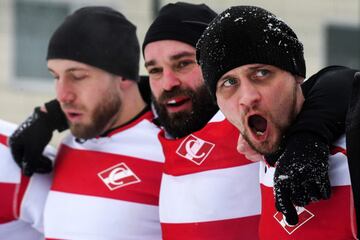 Jugadores de rugby aficionados participan en un torneo de rugby sobre la nieve en el suburbio de Zelenograd de Moscú. El evento deportivo anual reúne a 28 equipos masculinos y 12 femeninos.