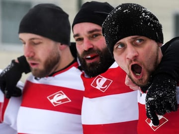 Jugadores de rugby aficionados participan en un torneo de rugby sobre la nieve en el suburbio de Zelenograd de Moscú. El evento deportivo anual reúne a 28 equipos masculinos y 12 femeninos.