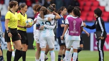 EPA4995. PAR&Iacute;S (FRANCIA), 10/06/2019.- La centrocampista argentina Estefania Banini (c) y sus compa&ntilde;eras de equipo se abrazan este lunes tras un encuentro entre Argentina y Jap&oacute;n correspondiente al grupo D del Mundial de f&uacute;tbol femenino de la FIFA disputado en el Parque de los Pr&iacute;ncipes de Par&iacute;s (Francia). EFE/ Christophe Petit Tesson