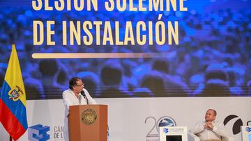 Altos salarios de funcionarios públicos no subirán en 2024, anuncia el presidente Petro