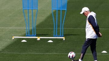 MADRID, 24/05/2024.-El entrenador del Real Madrid Carlo Ancelotti, durante el entrenamiento celebrado este viernes en la Ciudad Deportiva del Real Madrid.-EFE/JJ Guill¨¦n