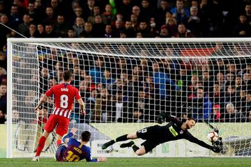 Con diez, Oblak mantuvo al Atleti. En el 27' tiró de reflejos ante Coutinho. En el 61' le saca el mano a mano a Suárez y en el 68' contuvo el tiro de Messi.