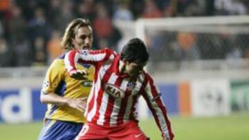 <b>DURA PELEA. </b>Agüero estuvo buscando el gol durante todo el partido. En la imagen se le ve pugnando por un balón frente al jugador del APOEL Kosowski.