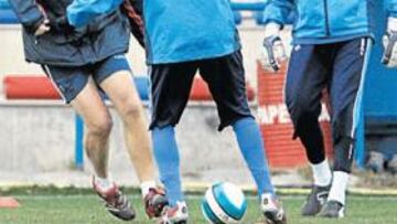 <b>ACTIVO. </b>Schuster participó con los jugadores en la sesión de ayer y ultimó los detalles para el choque.