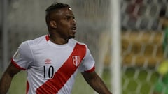 Jefferson Farf&aacute;n durante un partido de la selecci&oacute;n peruana.