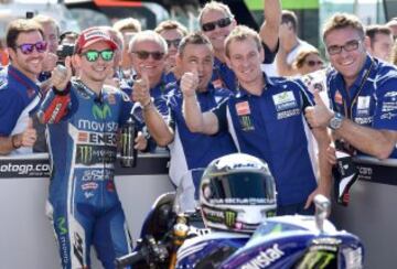 Piloto español de MotoGP Jorge Lorenzo del equipo Movistar Yamaha celebrando su pole en la sesión de clasificación en el circuito de Misano