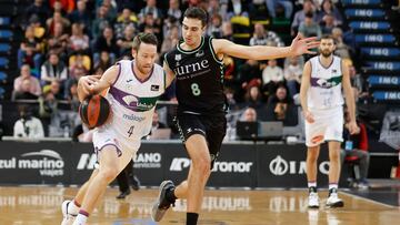 BILBAO, 25/11/2023.- El escolta de Unicaja Málaga Tyler Kalinoski (i), defendido por Alex Reyes, del Bilbao Basket, durante el partido de Liga ACB que Bilbao Basket y Unicaja Málaga juegan hoy sábado en el Bilbao Arena. EFE/Luis Tejido