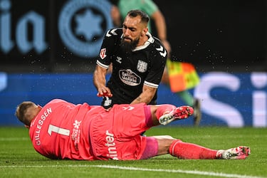 La acción entre ambos jugadores tuvo lugar durante el minuto 24 de la primera parte del duelo entre el Celta - Las Palmas. En un balón dividido, el guardameta holandés salió de su portería y Borja Iglesias, que llegaba con todo a la disputa, impactó de forma involuntaria con la rodilla en la zona del bajo vientre. Jasper Cillessen ha sido operado esta madrugada en el hospital de Vigo después de sufrir una contusión intestinal.