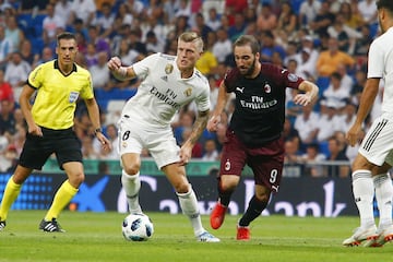 Toni Kroos (left) attempts to escape the attentions of Higuaín.