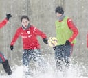 Los jugadores del Athletic se divierten bajo la nieve