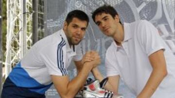 Felipe Reyes y Carlos Su&aacute;rez bromean antes del inicio de la final de Liga que arranca este domingo. Unen fuerzas contra el Bar&ccedil;a en la presentaci&oacute;n de sus nuevas zapatillas Adidas.