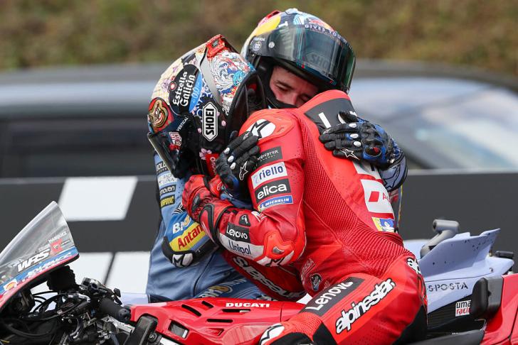 Los hermanos Márquez abrazados tras la consecución del título de Marc.