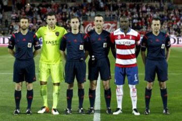 El árbitro Santiago Jaime Latre acompañado de los linieres Jorge Bueno Mateo y Fernando Tresaco Escabosa, el cuarto árbitro Juan Antonio Campos Salinas y los capitanes David Navarro y Babin.