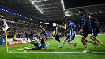 FC Porto's Brazilian midfielder #13 Wenderson Galeno (L) celebrates scoring a goal during the UEFA Champions League last 16 first leg football match between FC Porto and Arsenal FC at the Dragao stadium in Porto on February 21, 2024. (Photo by MIGUEL RIOPA / AFP)