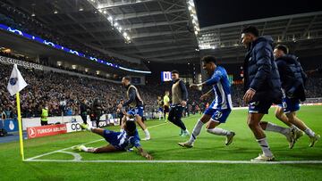 FC Porto's Brazilian midfielder #13 Wenderson Galeno (L) celebrates scoring a goal during the UEFA Champions League last 16 first leg football match between FC Porto and Arsenal FC at the Dragao stadium in Porto on February 21, 2024. (Photo by MIGUEL RIOPA / AFP)