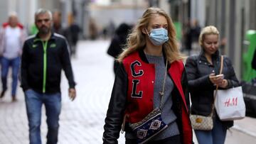 FILE PHOTO: People with and without protective masks walk on the street while shopping as the spread of coronavirus disease (COVID-19) continues in Amsterdam, Netherlands October 7, 2020. REUTERS/Eva Plevier/File Photo