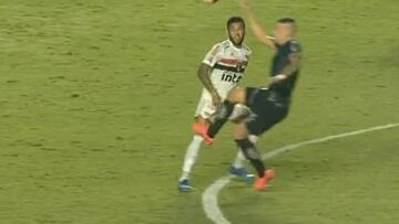 Las dos brutales patadas que recibió Dani Alves ante Santos