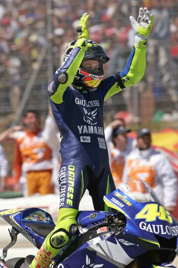 Valentino Rossi celebra su victoria en el Gran Premio de España de Jerez el 10 de abril de 2005 tras una dura batalla con Sete Gibernau. AFP PHOTO/ CRISTINA QUICLER