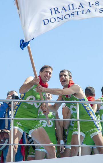 Los chicos de la trainera de Hondarribia celebran la victoria en la Bandera de la Concha masculina. 