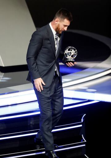 El jugador del Barcelona Leo Messi recoge el premio al mejor delantero de la Champions pasada. 
