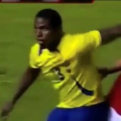 El curioso 'autogolpe' de Bryan Carrasco en la Sub 20 del 2011