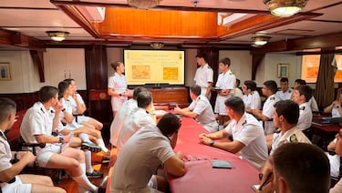 La Princesa Leonor durante durante una exposición junto a sus compañeros mientras transcurre su travesía en el buque escuela Juan Sebastián Elcano durante su paso por Ecuador.