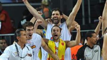 <b>ALEGRÍA JUSTIFICADA. </b>Los jugadores españoles celebran el pase a cuartos de final del Mundial, mientras Spanulis, una de las estrellas griegas, lo lamenta.