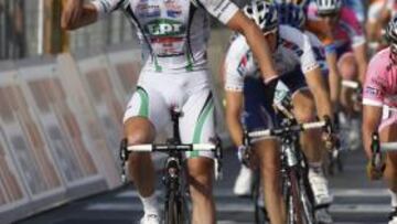 <b>SEGUNDA ETAPA.</b> El italiano Alessandro Petacchi, del equipo LPR, ganó la segunda etapa del Giro del Centenario al imponerse al británico Mark Cavendish, que conserva la maglia rosa de líder