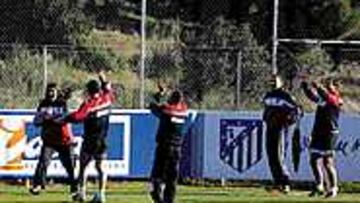 LA SONRISA DE LOS ROJIBLANCOS. Aplaudieron a Santi por las habilidades que demostró durante el entrenamiento